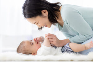 赤ちゃんの反り返りとは?【強い・脳性麻痺・発達障害・特徴・いつまで・改善】 | 療育求人ガイド